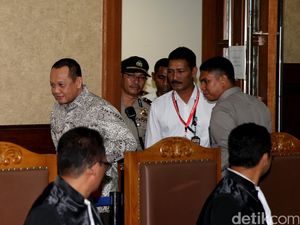 Nurhadi, Masuk dan Keluar Lewat Pintu Hakim Saat Bersaksi di Persidangan