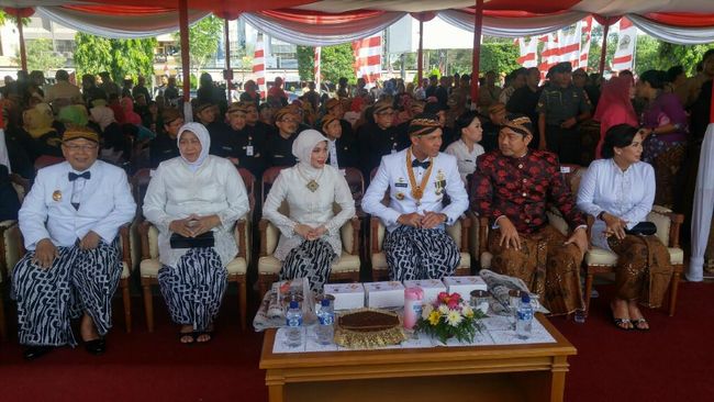 Gubernur Ganjar dan PNS Kenakan Baju Adat  Sat Upacara HUT 