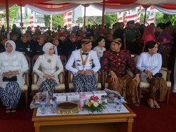 Gubernur Ganjar dan PNS Kenakan Baju Adat Sat Upacara HUT Jateng