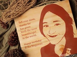 Wanita Ini Raup Omzet Rp 10 Juta Sebulan Lewat Lukisan Kayu