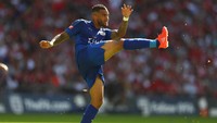 Danny Simpson. Bek Inggris ini menjadi andalan Caludio Ranieri saat Leicester City menjuarai Liga Inggris 2016. Namun tiga tahun berselang, posisinya semakin tergeser oleh pemain yang lebih muda dan kontraknya tak diperpanjang manajemen The Foxes di akhir musim lalu. (Michael Steele/Getty Images)