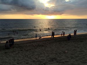 Menanti Sunset Memesona di Pantai Meninting Lombok