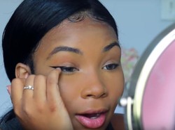 Tinggalkan Kuas Makeup, Vlogger Kecantikan Ini Buat Eyeliner Pakai Jari