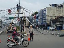 Ada Rambu Lalu Lintas Roboh, Simpang Caringin Biak Jakarta Pusat Macet