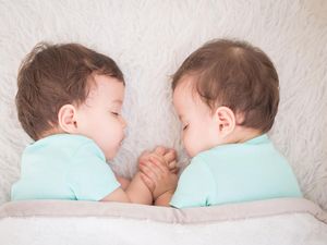 Bayi Ini Lahir dengan Ditempeli Kembar Parasitnya