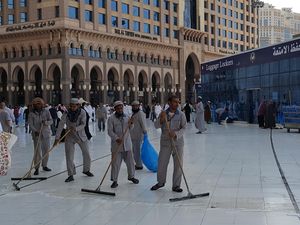 Melihat Pasukan Pembersih Lantai Masjidil Haram Bekerja