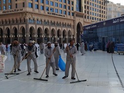 Melihat Pasukan Pembersih Lantai Masjidil Haram Bekerja