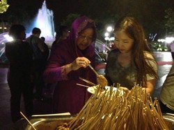 Gaya Risma Jamu Delegasi Cross Culture Festival dan Promosikan Sate
