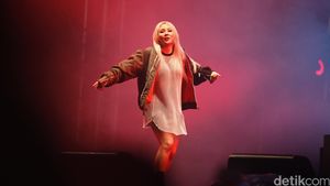 The Baddest Female! CL 2NE1 Bikin Panas WTF 2016 Hari Pertama