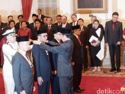 Jokowi Anugerahkan Tanda Kehormatan Ke Badrodin Haiti dan Bupati Bantaeng