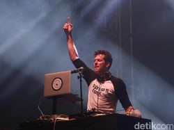 Mark Ronson Bertemu Miley Cyrus dalam Nothing Breaks Like A Heart