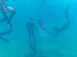 Penyelam Kibarkan Bendera Merah Putih di Bawah Laut Pasir Putih Tanpa Oksigen