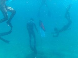 Penyelam Kibarkan Bendera Merah Putih di Bawah Laut Pasir Putih Tanpa Oksigen