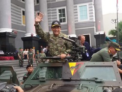 Sultan Naik Panser ke Lokasi Pameran Senjata TNI