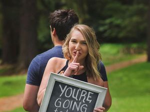 Viral, Foto Suami yang Menangis Saat Dikejutkan Kabar Kehamilan Istri