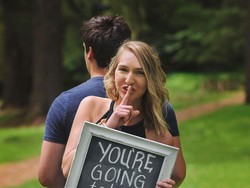 Viral, Foto Suami yang Menangis Saat Dikejutkan Kabar Kehamilan Istri