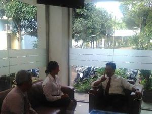 Saat Menpora Hibur Gloria Paskibraka Asal Depok di Asrama di Cibubur