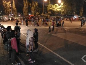 Seratusan Penumpang Tujuan Balaraja Terlantar di Terminal Grogol