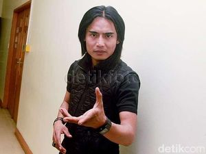 Rekaman Lagi Bersama The Kadrijimmo, Charly Van Houten Lebih Mendayu Rekaman Lagi Bersama The Kadrijimmo, Charly Van Houten Lebih Mendayu