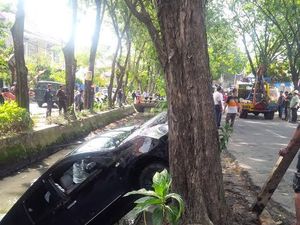 Pengemudi Ngantuk, Grand Livina Nyemplung Sungai di Injoko