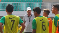 Pada akhirnya, Alfred Riedl gagal menangani Bajul Ijo karena dugaan masalah kesehatan. Asistennya, Wolfgang Pikal yang kemudian menjadi Pelatih Persebaya, namun cuma bertahan seumur jagung. Amalia/detikcom.