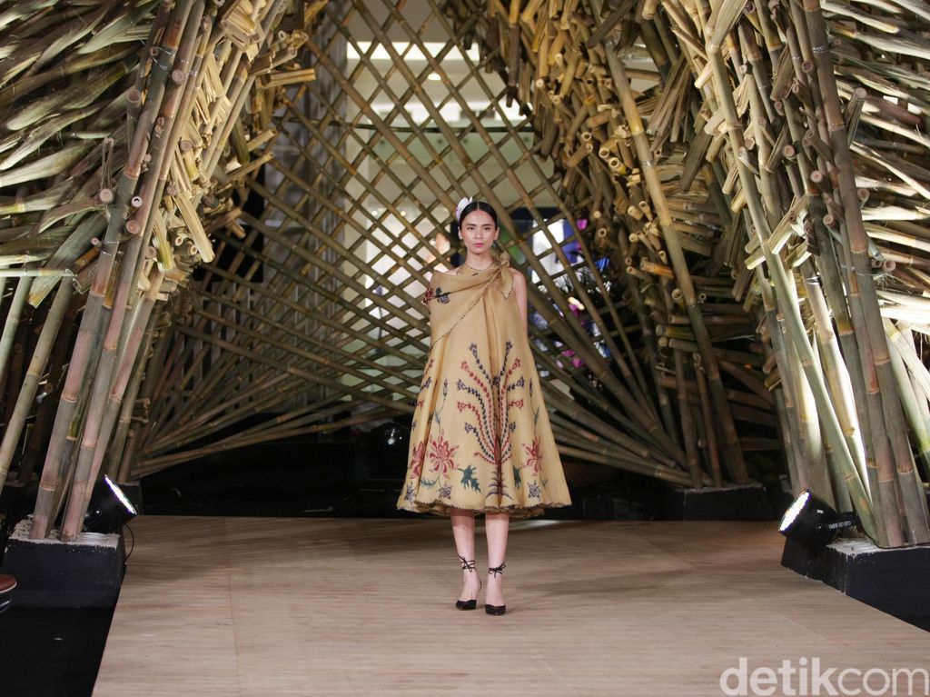 Edward Hutabarat Gelar Fashion Show di Rumah Terbuat dari 1.500 Bambu Edward Hutabarat Gelar Fashion Show di Rumah Terbuat dari 1.500 Bambu