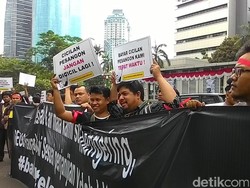 Puluhan Eks Karyawan Bakrie Telecom Tuntut Uang Pesangon