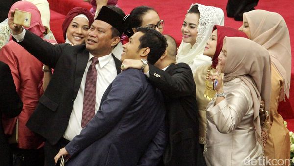 Anggota Dewan Berselfie Ria Sebelum Sidang Tahunan