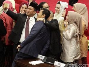 Anggota Dewan Berselfie Ria Sebelum Sidang Tahunan