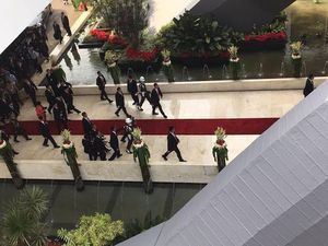 Tiba di Gedung MPR, Jokowi Disambut Ketua MPR dan Ahok