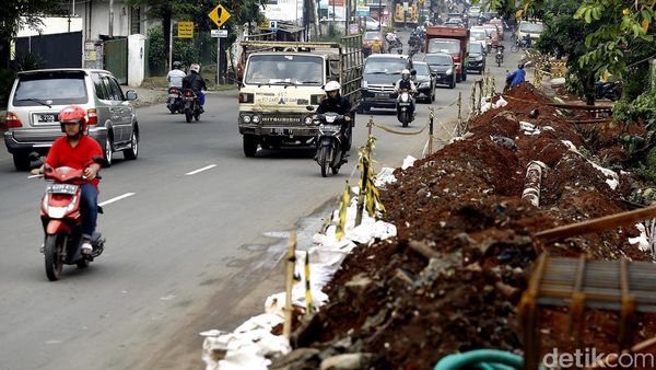 Material Galian Pipa Gas Persempit Jalan