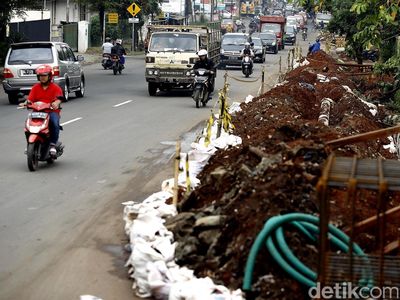 Material Galian Pipa Gas Persempit Jalan