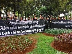 Eks Karyawan Bakrie Telecom Berdemo Minta Pesangon