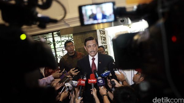 Luhut Sambangi Kantor ESDM