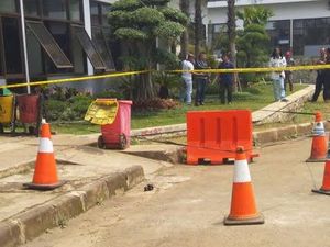Benda Mirip Bom Kagetkan PNS di Lingkungan Kantor Pemkab Bandung Barat Benda Mirip Bom Kagetkan PNS di Lingkungan Kantor Pemkab Bandung Barat