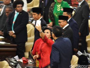 Jepret! Begini Asyiknya Anggota Dewan Berselfie Sebelum Sidang Tahunan