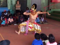 Tiga Penari Indonesia Sebarkan Tari dan Musik Nusantara ke Warga Aborigin