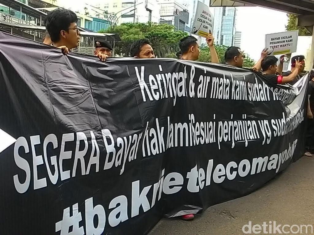 Demo Eks Karyawan Bakrie Telecom Berujung Buntu