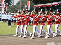 Jokowi Salami Tamu dari Kalangan Warga Sebelum Upacara HUT RI di Istana