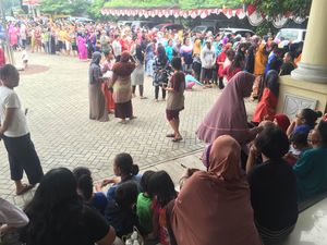 Ribuan Warga Antre Beli Daging Ayam Murah dengan KJP di Jatinegara