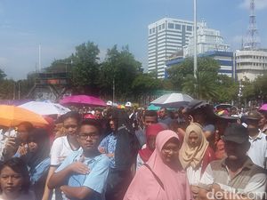 Saat Warga Rela Panas-panasan Demi Saksikan HUT ke-71 RI dari Layar Istana