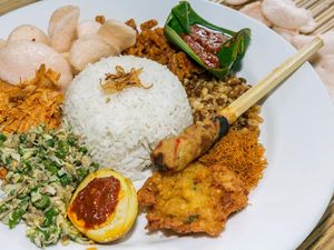 Bali Punya Nasi Campur Komplet Berlauk Sate Lilit dan Jukut Urap