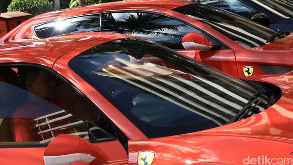 Konvoi Mobil Mewah Peringati HUT RI