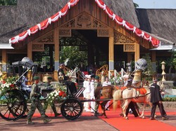 HUT RI di Purwakarta, Bendera Pusaka Diarak Kereta Kuda dan Dikawal Pasukan TNI