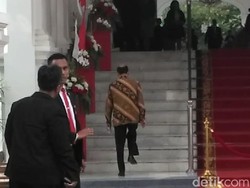Jelang Upacara Penurunan Bendera, Arcandra Tahar Datangi Istana Merdeka