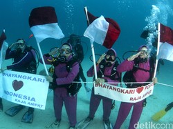Istri Kapolri Tito Pimpin Bhayangkari Upacara HUT RI di Bawah Laut Raja Ampat