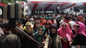 Berselfie Ria di Istana Negara