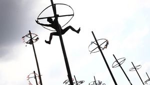 Meriahnya Lomba Panjat Pinang di Senayan