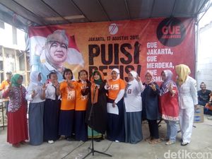 Warga Korban Kebakaran Simprug Baca Puisi untuk Panggil Risma ke Jakarta Warga Korban Kebakaran Simprug Baca Puisi untuk Panggil Risma ke Jakarta