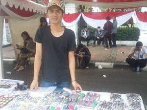 Saat Pedagang Pin Garuda Pancasila Meraup Untung di Depan Istana Merdeka